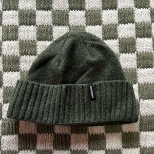 One Size
70% WOOL
-can fit an adult as a short, tiny beanie